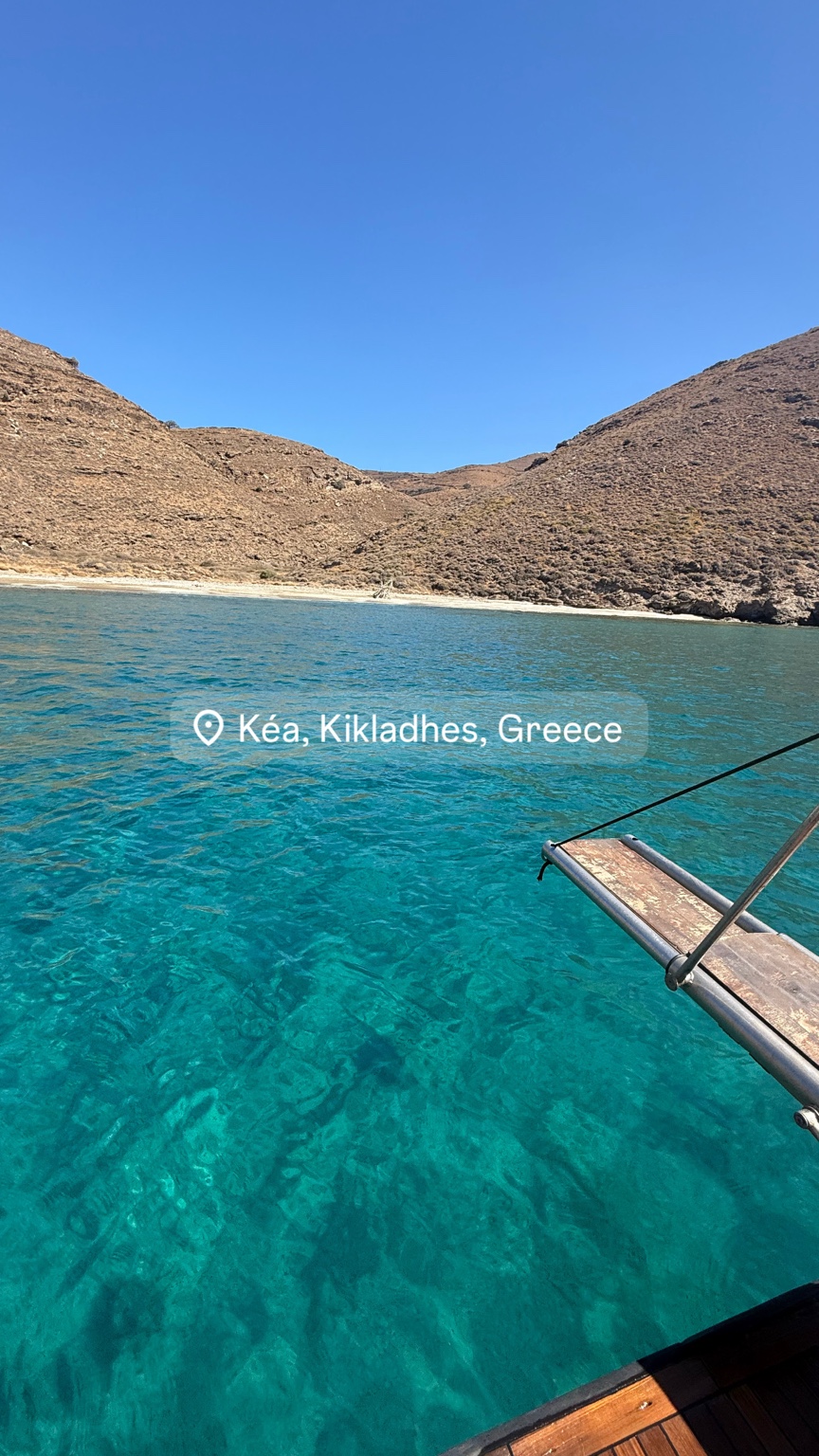 Turquoise water from a boat in Kéa, Greece